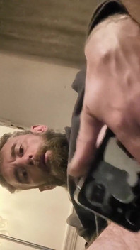 Je joue avec mon cul et joue avec ma grosse bite bien dure
