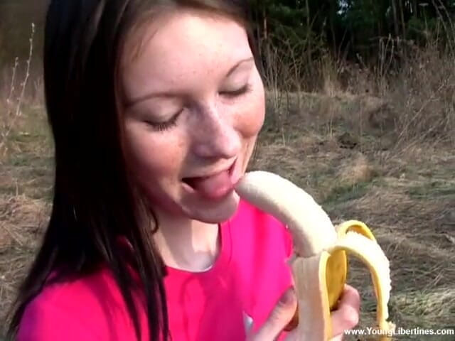Young Libertines: Piquenique sexual com banana e pau