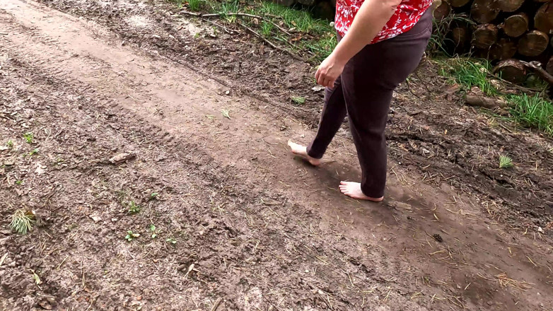 Bouncy Tits Action: 보지를 때리고 싶은 딱딱한 창녀에 다리를 벌려