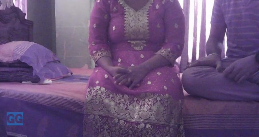 Girlgroup: Mamă sexy desi cu țâțe mari îl ajută pe tatăl vitreg să-i...