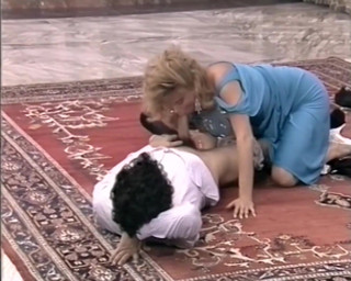 Vintage Climax: Prsatá milfka má chlupatou kundičku ošukanou při vintage akci