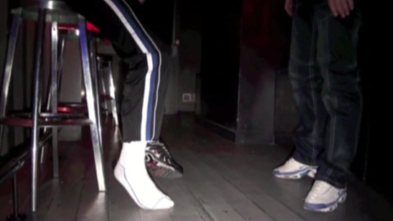 Sneaker Sex Kinky: Scally chłopak uległ trampkom swojego przyjaciela w barze