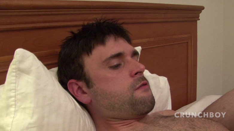 Crunch Boy: Giovane gay succhia questi amici etero e scopa senza preservativo