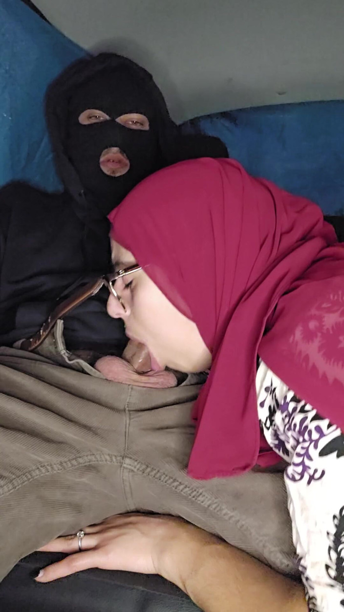 MiaNIqab: 11. Mia niqab istri arab penurut di dalam mobil