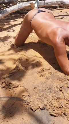 Ladysilva travestito in spiaggia si toglie le mutandine sexy per mostrare il suo culo abbronzato caldo con una linea abbronzata sexy