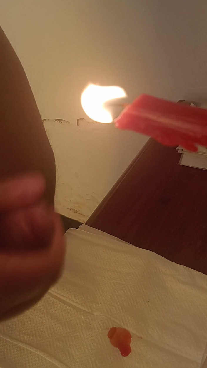 LoveCumInMouth: Candle Wax panas pada zakar memancut mani