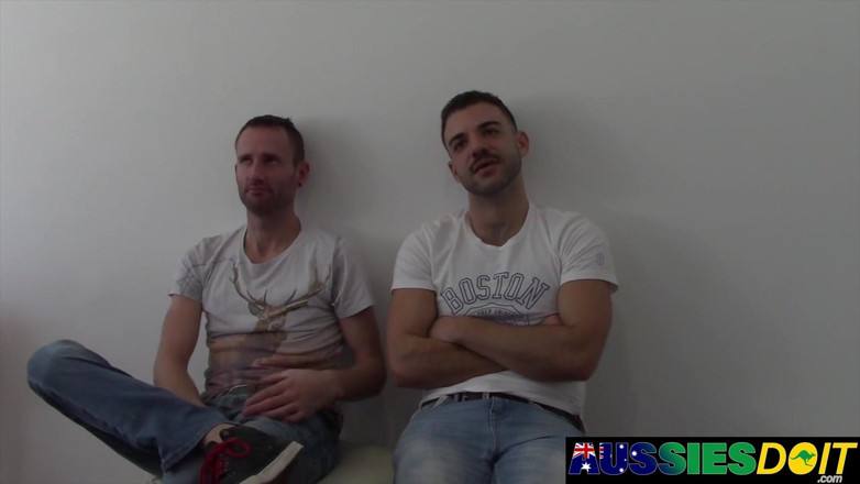 AussiesDoIt: Aussie Bottom Lewis oklep przez napalony mason