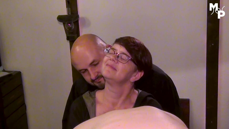 Schwester Sandra: Maîtresse Sandra et Marcus Pollack fistent leur esclave bi