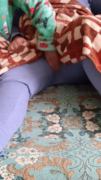 Adik tiri teman wanita saya melancap saya semasa tiga daripada kami menonton siri TV