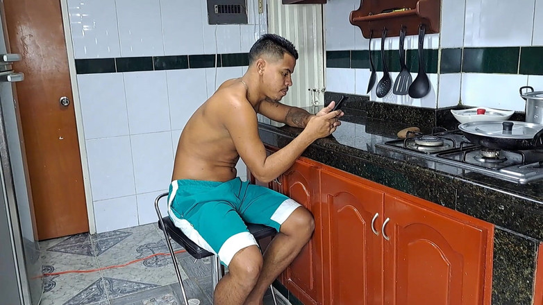 Duvan: 핫한 갈색 머리 여자가 섹스를 찾으러 왔다