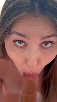La matrigna succhia il cazzo del figliastro in pov