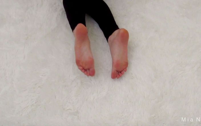 Mia Nyx: Perfekta fötter runkar av instruktioner