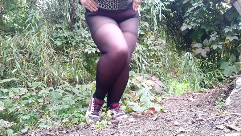 Elena: Powerful outdoor piss spray for my followers