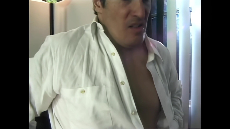 Pornobello: O brunetă tânără și frumoasă este futută tare de un penis...