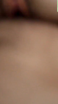我的妻子在我们的卧室里把我的大鸡巴放在她的嘴里，然后我操她的阴户