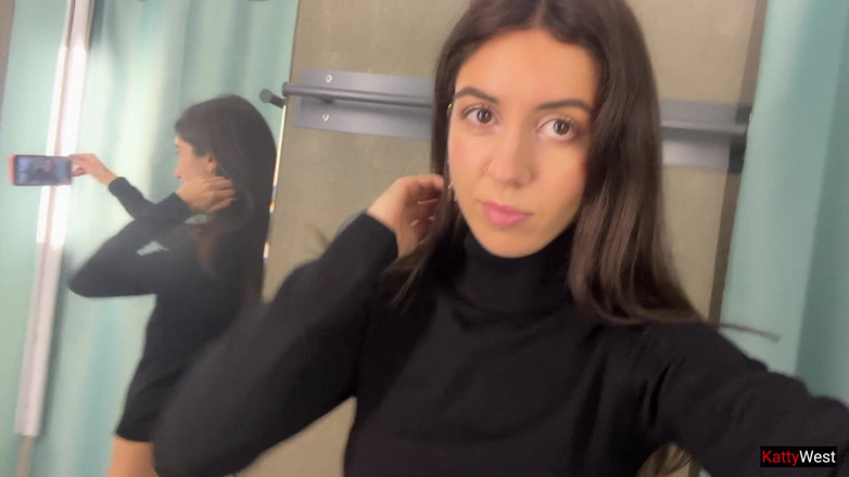 Katty West: Katty West Nezbedná v šatně, dotýkání se a čůrání na toaletě