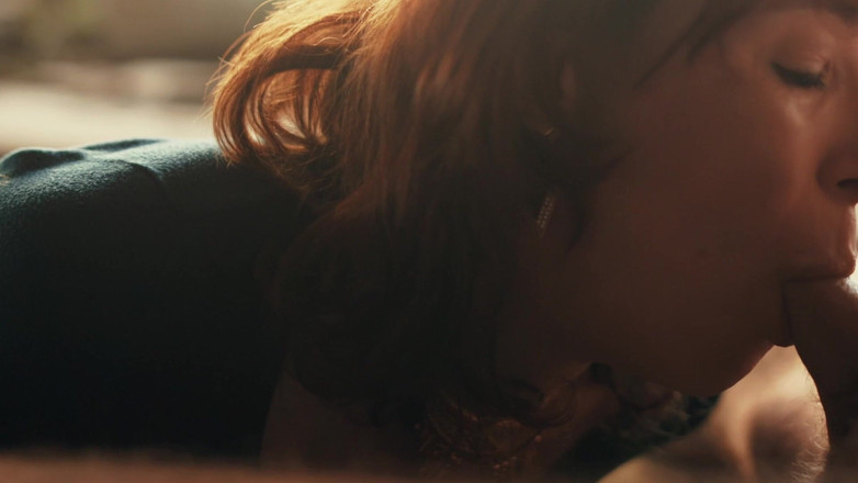 RedLili: Roodharige tgirl zuigt papa's pik buitenshuis