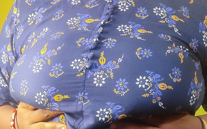 Sexy Indian babe: Indische stiefmoeder Sruti opent haar jurk volledig en toont poesje...