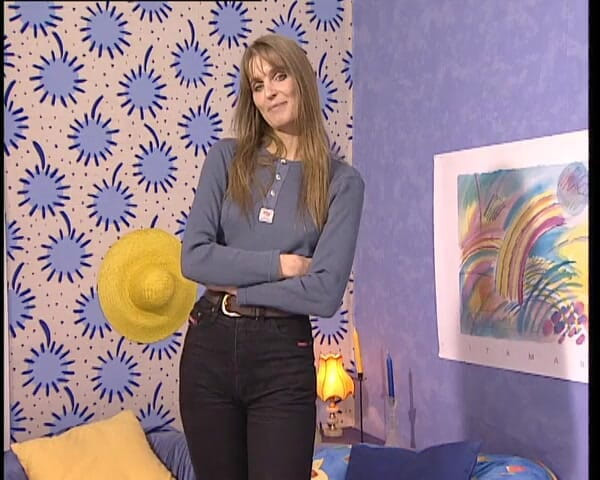 YOUR FIRST PORN: Mandy hårig fitta behöver rakas