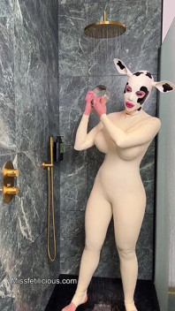 라텍스 소가 샤워실에서 옷을 벗는다
