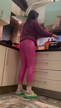 Růžové kožené legíny a stydké pysky škádlení v kuchyni