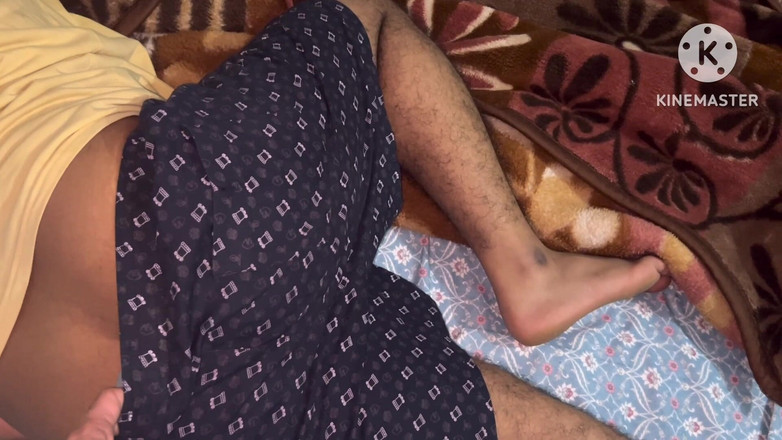 Desi__Panda: Compañero de cuarto de gran culo primera vez que follo...