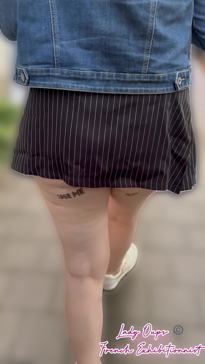 Lady Oups: Výstava v centru města v mikro sukni s análním kolíkem...