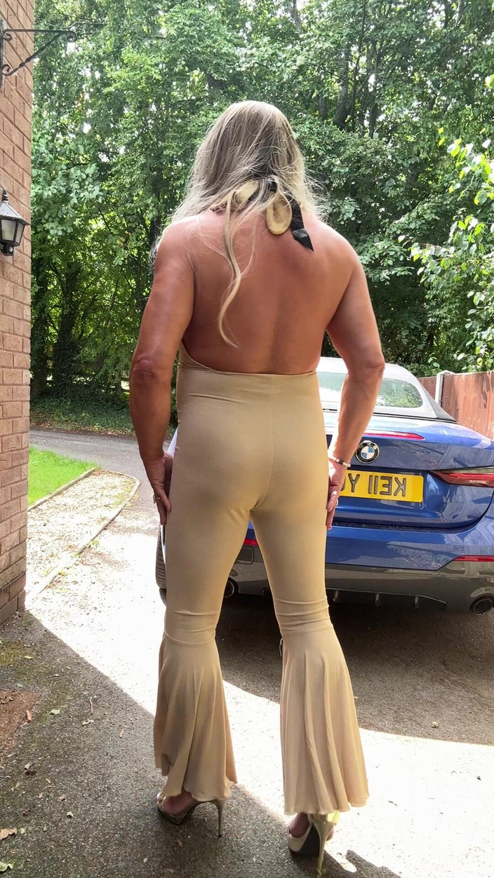 Kelly CD 2022: Sexy travestiet Kellycd2022 in gouden stretchy catsuit en hakken