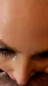 Sputa degradato e scopata in faccia. Scopata in faccia, gola profonda, sborrata in gola