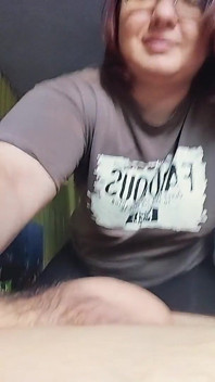 Amateur Novia Mamada En Lugar De Cocinar - Morena Con Curvas Con Gafas Chupa Y Masturba La Polla