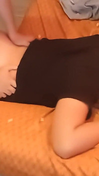 Nevlastní Táta Používá Mou Kundičku, Aby Tě V Ní Uvolnil
