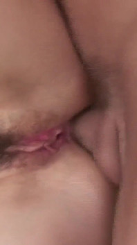 Frumoasă mamă sexy brunetă excitată cu țâțe mici perfecte este futută în pizda ei păroasă fierbinte și curul strâmt