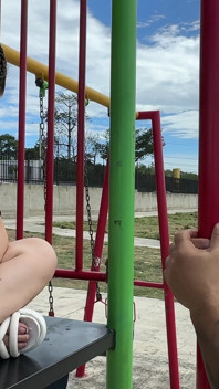 Întâlnesc o fată tristă în parc și ajung să o consolez cu pula mea bogată și tare