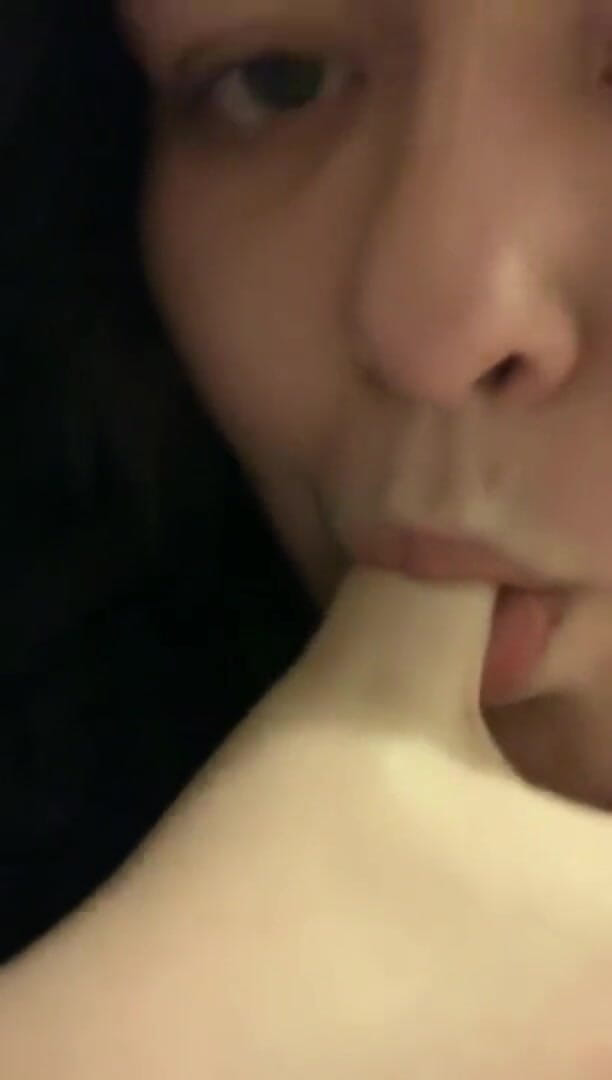 Real homemade BBW BBC porn: Sání mého palce prstění mé tlusté mokré kundičky