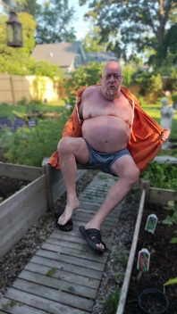 Užívám si můj dvorek - nahý!