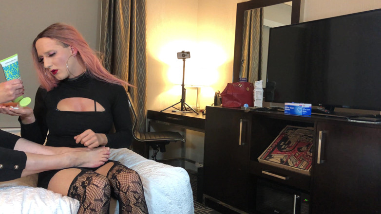 Sissy Bailey Wilde: roommet dvara anushaasan ke roop men aadmi ki naarikaran