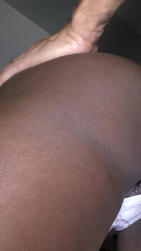 Sperma tropft aus dem arschloch nach einem amateur-creampie