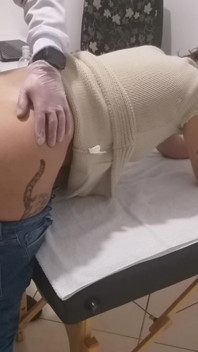 Prawdziwy urolog wykonuje egzamin analny i leczy ją penisem w odczycie