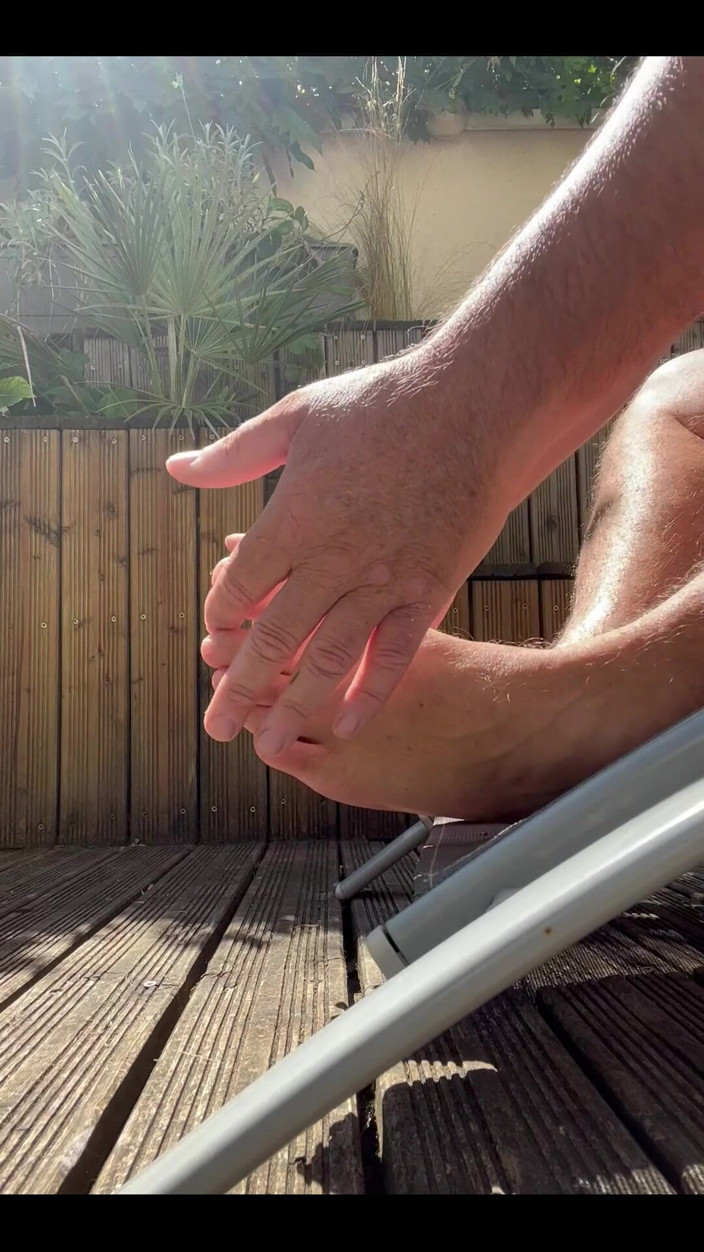 Hacou69: Penggemar barber ngurusin kaki seksi ini!