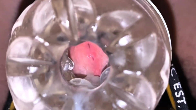 Candylove: Close-up pik in tool voor masturberen orgasme op flits