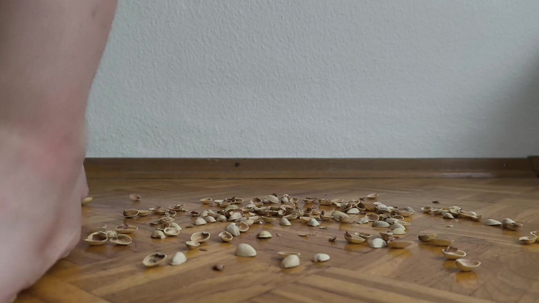 Your QueenXoXo: Donna Da 130kg Che Cammina Sul Pistachio Shells - Suoni Croccanti