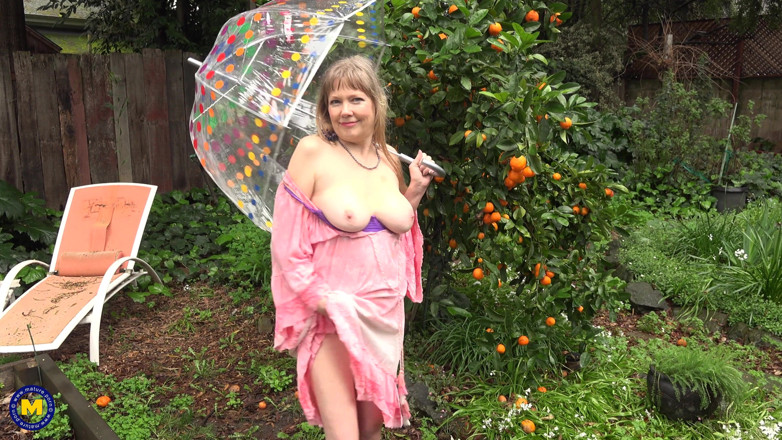 Mature NL: Mature lady with a perfect body loves playing with her...