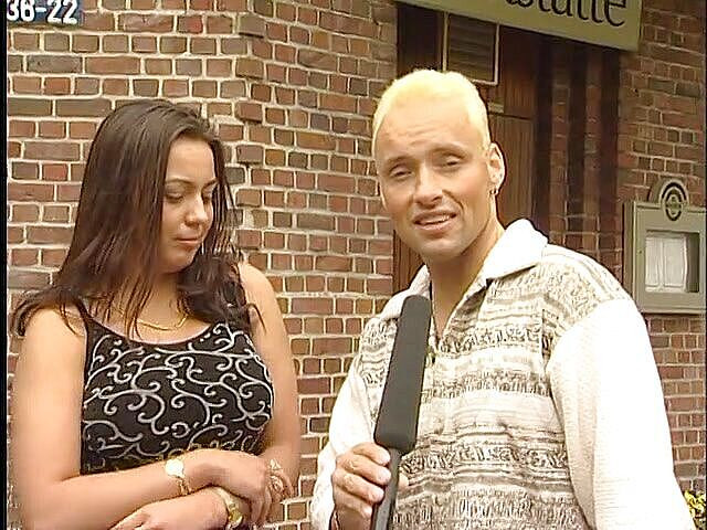 Lucky Cooch: Roztomilá kočka na rozhovoru venku