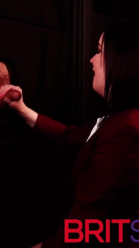O tânără britanică de 19 ani în uniformă suge pula la gaura din zid - gloryhole