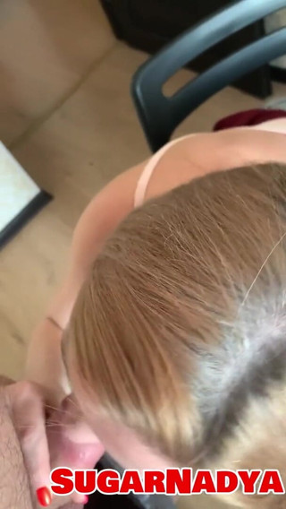 SugarNadya: Un pompino gentile durante una pausa al lavoro, che termina...