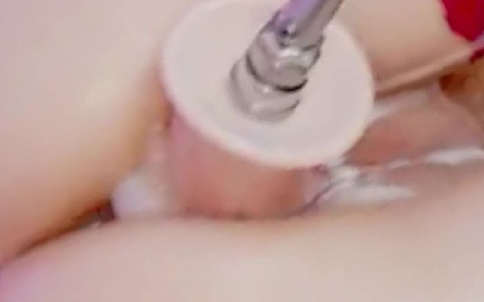 Nicolette69w: Een romig poesje neuken met een grote dildo