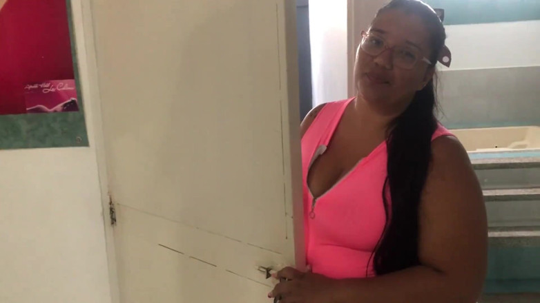 Lexly_16: Grannen låter mig bo i hans hus i utbyte mot...