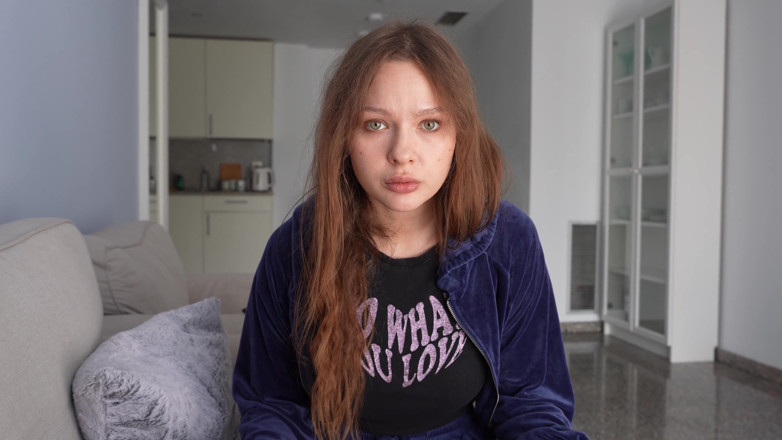 Alexa Poshspicy: La hermanastra no sabe cómo parar. Jugando a las cartas...