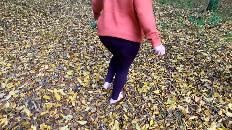Bouncy Tits Action: Nackte Brüste Im Wald Bestraft