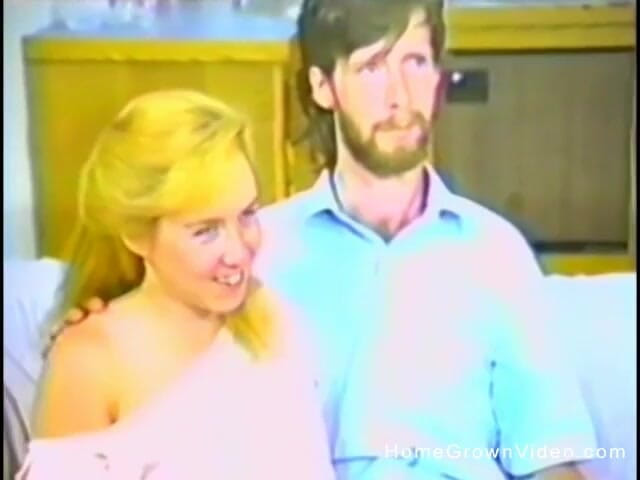 Homegrown Video: Una rubia follada en un sofá